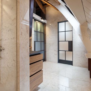 Het Rokin penthouse is ontworpen door interieurontwerper Cris van Amsterdam.