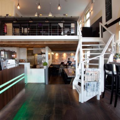 Fresh food coffee café Anne & Max Amsterdam is ontworpen door interieurontwerper Cris van Amsterdam.